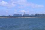 Strand und Promenade von Borkum mit Neuem Leuchtturm im Hintergrund (11.08.07)