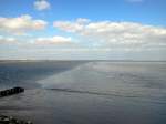 Die Nordsee , aufgenommen vom Hafen Neuharlingersiel am 13.03.2015
Rechts im Bild das Watt bei Ebbe , links die ausgebaggerte Fahrrinne für die Schifffahrt , im Hintergrund noch zu erkennen die Nordseeinsel Spiegeroog.