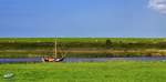 Wiesenlandschaft an der Nordsee mit Boot, Greetsiel - (C) by Salinos August, 2012