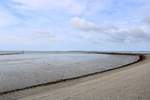 Das Nordseeufer in Norddeich bei Niedrigwasser, Blickrichtung Osten zu den Muschelbänken und zur Itzendorfplate. Im Hintergrund ist eine Personenfähre zu sehen. [24.7.2017 - 16:58 Uhr]