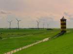 Der Pilsumer Leuchtturm und die Landschaft der Gemeinde Krummhrn am 14.05.2006