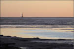 Watt und Leuchtturm am Morgen -    Der Leuchtturm Hohe Weg an der Außenweser von der Insel Mellum aus gesehen.