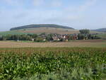 Ausblick auf den Ort Bröklen im Lkr. Holzminden, im Hintergrund der Kugelberg 272M (30.09.2023)