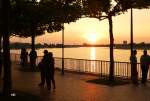 Abendspaziergang in Düsseldorf am Parlamentsufer in der Abendsonne. 
Aufgenommen im Juli 2013.