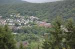 Blick auf Heimbach in der Eifel. Zwischen bewaldeten Hngen liegt die kleine Stadt im Rurtal( Rur ohne  h  fliet in Roermond/Nl in die Maas.