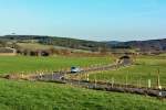 Kreisstraße K 34 bei Holzheim/Eifel. Links auf dem Hügel der Astropeiler Stockert - 08.12.2015