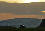 Abenddämmerung in Richtung Eifel. Im Vordergrund verschwindet ein Traktor und auf dem Berg im Hintergrund  ist der  Astropeiler Stockert  (Nähe von Bad-Münstereifel)  zu erkennen. 23.10.2019 