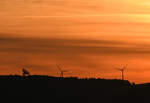 Abendstimmung über der Eifel bei Bad Münstereifel mit dem Astropeiler Stockert und Windrädern - 17.10.2023