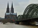 Der Kölner Dom und die Hohenzollernbrücke bei Hochwasser am 08.01.2012
