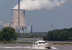 Blick von Orsoy aus ber den Rhein nach Voerde. Das Gebude im Hintergrund ist das Steinkohlenkraftwerk in Voerde. Das Bild stammt vom 13.08.2007