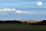 Blick von den ersten Eifelerhhungen ber Euskirchen zum Siebengebirge (ca. 32 km Luftlinie) - 11.11.2012