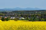 Rapsfeld und Vororte von Euskirchen, dahinter die Graftschaft (Landkreis Ahrweiler) und im Hintergrund das Siebengebirge - 19.04.2014