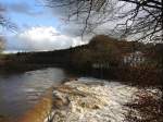 Der SIEG-WASSERFALL bei SCHLADERN mit dem aktuellen Winter-Hochwasser am 3.2.2016.
Nordrhein-Westfalens größter Wasserfall ist zwar nicht natürlichen Ursprungs,sondern entstand im Zuge von Sprengungen beim Bau der Eisenbahnlinie Köln-Gießen 1857/58.
Bei Niedrigwasser kann man die stufenförmig aufgebauten Felsen gut erkennen,
aber beim derzeitigen Hochwasser stürzen ungeheure Wassermassen mit Getöse
in die Tiefe...wirklich beeindruckend!!!