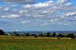 Kölner Bucht, von der Steinbachtalsperre bis Hürth (am Horizont links die Rauchwolken der RWE Kraftwerke bei Bergheim und rechts Hürth) - 24.09.2015