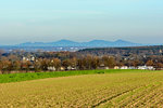 Blick von den ersten Eifelhöhen auf das über 30 km entfernte Siebengebirge.