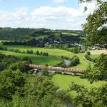 UNTERLAUF DER SIEG BEI BLANKENBERG/HENNEF
Vom äußeren Turm der ehemaligen Burganlage der Stadt BLANKENBERG bei Hennef
ergibt sich dieser wunderschöne Blick ins Siegtal-
die S-Bahn-Triebwagengarnitur Köln-Au überquert gerade,am 20.7.2017,
die Viadukt-Brücke über die Sieg.....