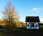 FACHWERKKAPELLE BEI EITORF/SIEG  Kurz vor dem Stadteingang von EITORF/SIEG aus Richtung HERCHEN findet man in  den Siegauen-Wiesen diese kleine Fachwerk-Kapelle....am 8.11.2018