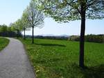 IM RHEINISCHEN WESTERWALD MIT SIEBENGEBIRGE
Am 1.Ostertag,21.4.2019,sind die Wiesen im Rheinischen Westerwald noch sattgrün-
hier bei UCKERATH/WW....im Hintergrund ragt wie eine Fata Morgana die
Gebirgskette des SIEBENGEBIRGES bei KÖNIGSWINTER aus der Rheinebene empor.....