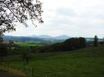 RHEINISCHER WESTERWALD MIT SIEBENGEBIRGE    Sattgrüne Wiesen,sanfte Hügel,dahinter die Kette des SIEBENGEBIRGES...