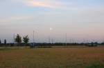 Blick ber die Landschaft in Richtung Dormagen St.Peter vom Haltepunkt Neuss Allerheiligen aus.