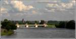 Mlheim-Ruhr - Blick auf die Ruhr und das Walzenwehr des RWW Wasserwerks Styrum. Das Foto wurde am 24.08.07 von der Raffelbergbrcke aus aufgenommen. Im Hintergrund ist noch das Aquarius in Styrum zu sehen. 