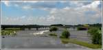 Mlheim-Ruhr - Blick auf die berfluteten Ruhrwiesen und die schnellflieende Ruhr Richtung Autobahnbrcke A40 (zwischen AK Duisburg-Kaiserberg und Abfahrt Mlheim-Ruhr Friesenstrae). Foto vom 24.08.07