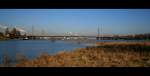 Rheinufer in Duisburg-Homberg - Blickrichtung flussabwrts. Bei der Brcke handelt es sich um eine Autobahnbrcke der A40.