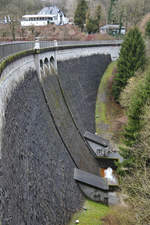 Die 168 Meter lange und 32 Meter hohe Staumauer der Glörtalsperre. (Breckerfeld, Februar 2018)