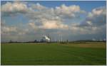 Industrielandschaft im Ruhrgebiet - Blick ber Wiesen und Felder auf die Industrie in Duisburg-Schwelgern (u.