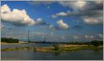 Blick ber die Rheinauen auf die Industrie von Duisburg-Hochfeld.