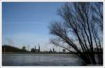 Blick ber den Rhein bei Binsheim auf die Industrie von Duisburg-Bruckhausen.