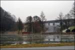 Durch die kalten Temperaturen war der Seilersee eingefroren. Diese Eisflche erinnert an die kalten Temperaturen die vor wenigen Wochen hier waren... Im Hintergrund die Brcke ber den Seilersee. (07.02.2009)