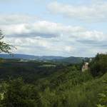 SAUERLAND-LANDSCHAFT BEI ATTENDORN
Typische SAUERLAND-Landschaft bei ATTENDORN mit bewaldeten grünen Bergrücken
und Schloss/Burg SCHNELLENBERG rechts...am 21.8.2017...