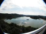 AN DER BIGGESEE-STAUMAUER IM SAUERLAND  Traumhafte Ausblicke auf den See und die Staumauer sowie die waldreiche Umgebung  erhält man von der Aussichtsplkattform  BIGGEBLICK  aus luftiger