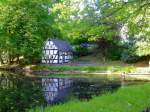 Das alte Backhaus (Backes) am Pfarrteich in Oberholzklau (gehrt zu Freudenberg), Kreis Siegen-Wittgenstein, am 05.06.2010