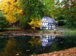 Das alte Backhaus (Backes) am herbstlichen Pfarrteich in Oberholzklau (gehrt zu Freudenberg), Kreis Siegen-Wittgenstein, am 12.10.2008