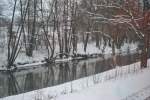 Die Else ist ein linker Nebenfluss der Werre im nordstlichen Nordrhein-Westfalen und im sdlichen Niedersachsen, fotogtafiert vom Zug aus am 25.12.2010