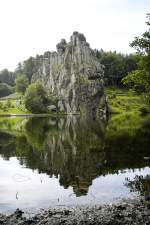 Externsteine mit dem Wiembecketeich im Vordergrund.