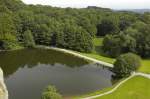 Aussicht von den Externsteinen in nördlicher Richtung. Im Vordergrund der Wiembecke-Teich. Aufnahme: Juli 2007.