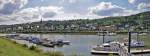 Panoramabild (aus 2 Bildern zusammengesetzt) von Oberwinter am Rhein. Im Vordergrund der Yachthafen von Oberwinter, im Hintergrund geht`s mit der Eifel los. 06.08.2010