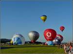 Die Ballone heben ab am 21.08.2010 am Flugplatz in Trier-Fhren. (Jeanny)