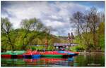 Der Bootsverleih am Laacher See, im Hintergrund die Abtei Maria Laach.