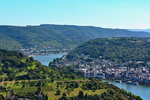 Ausblick vom 261 m ü.N. gelegenen  Vierseenblick  auf den Rhein und Boppard (Rhein-Hungsrück-Kreis). Dahinter auf der anderen Rheinseite der Ort Kamp-Bornhofen (Rhein-Lahn-Kreis). 23.08.2016