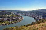 Blick vom Gedeonseck ca, 270 m ü.N. auf den ca. 190 m tiefer liegenden Rhein, Hunsrück und die Orte Boppard und Filsen - 23.08.2016