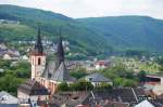 Die groe Kirche von Bingen, dahinter der Bahnhof und die Hunsrckauslufer, von der Ruine aus gesehen