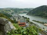 Blick ber das Rheintal und denn Ort Oberwesel von einer Burg aus.