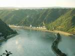 Blick ins Rheintal Richtung St. Goarshausen von einem Aussichtspunkt gegenber der Loreley aus. Sommer 2005.