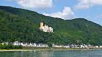 Von den Rheinschiffen kann man den Blick auf die zahlreichen Burgen und Schlösser schweifen lassen, hier das neugotische Schloss Stolzenfels wenige Kilometer rheinaufwärts von Koblenz.