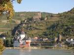 Blick auf Burg Pfalzgrafenstein im Rhein und auf Kaub am rechten Rheinufer.
