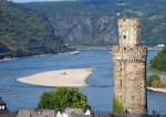 Oberwesel, Blick von der Martinskirche rheinabwärts auf den Ochsenturm, den größten Turm der mittelalterlichen Stadtmauer, und die große Sandbank im Rhein. (3. Oktober 2014)